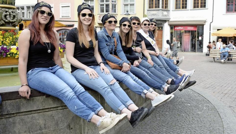 «Frauenclub» aus Ramsen auf Polterabendtour. Alexandra Schneider (mit weissem Band) heiratet, und dafür gab es einen Ausflug im Gruppenlook mit goldenen Brillen, Jeans und Turnschuhen. Selbstverständlich mit «Freiraum» zwischen Knöchel und Jeanssaum.