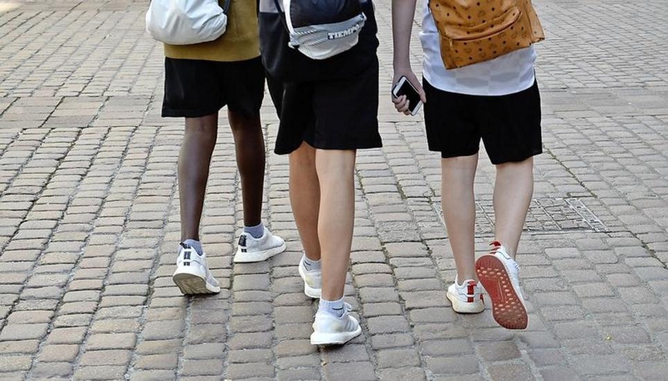 Sportive Frühlingskluft: Sneakers und Rucksäcke.