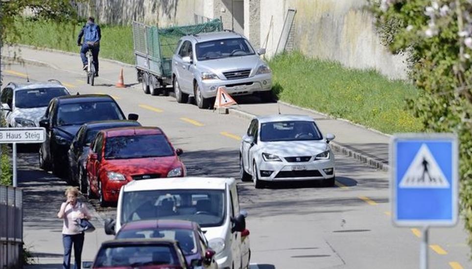 Autos, Velos, Fussgänger: Die Stokarbergstrasse ist eine beliebte Route. Bild: Zeno Geisseler