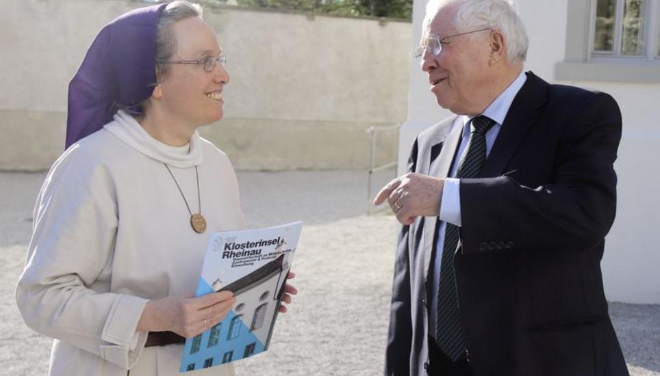 Christoph Blocher, Gründer der Stiftung Schweizer Musikinsel, dessen Vater einst Seelsorger in der Psychiatrischen Klinik Rheinau war, im Gespräch mit einer Schwester vom Haus der Stille. Bild: Roland Müller