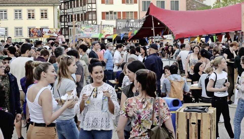 Gelungener Auftakt beim Streetfood-Festival: Gemütliches Treiben auf dem Herrenacker. Bild: Selwyn Hoffmann