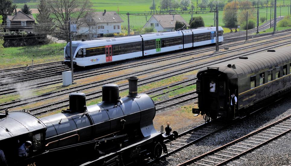 Alt und Neu begegnen sich. Auf der Schaffhauserlinie rollt ein Gelenktriebwagen von Thurbo vorbei. Bild: Johannes von Arx