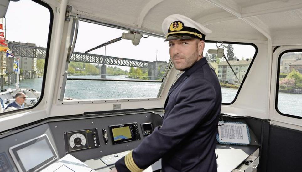 «Für die Gäste ist es ein neues Fahrgefühl», sagt Kapitän Urs Thaler, der hier auf der Brücke der wieder einsatzbereiten MS Schaffhausen steht. Bild: Selwyn Hoffmann