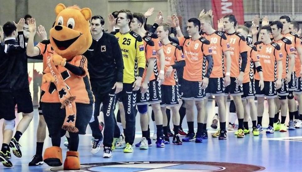 Mehr als nur ein lustiger Kerl: Das Maskottchen Kadscha (links) ist auch moralische Stütze für die Spieler. Bild: Daniel Küttel