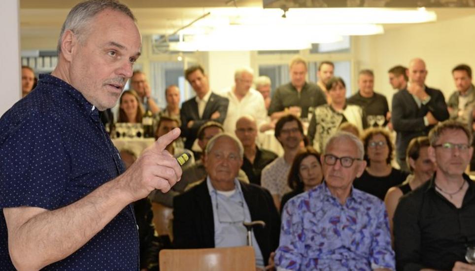 Sch-ar-f-Präsident Christian Wäckerlin an der Generalversammlung des Architektenforums Schaffhausen. Bild: Selwyn Hoffmann