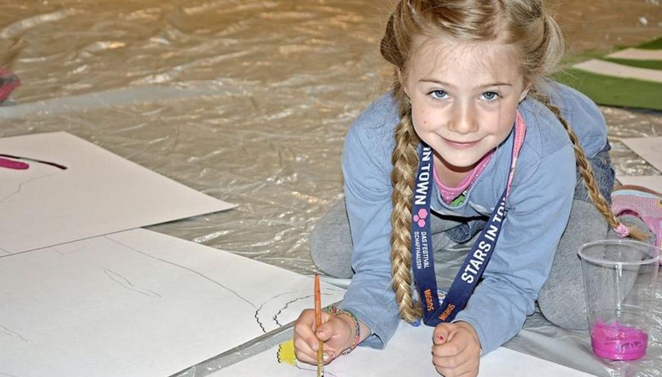 Mit Freude dabei: Maria Tanner malt an ihrem Körperbild. Bild: Jasmin Stihl