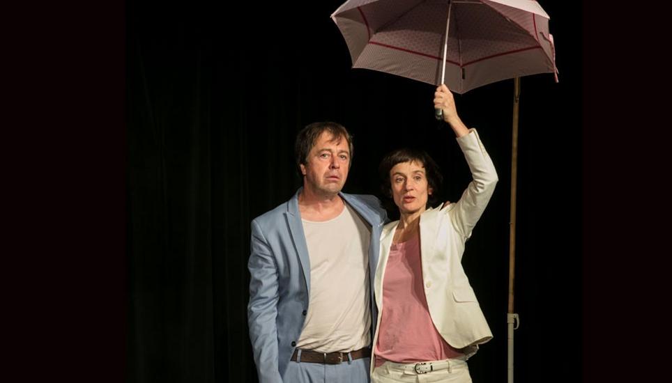 Stefan Colombo und Nora Vonder Mühll im Stück «Knapp e Familie». Bild: Niklaus Spoerri