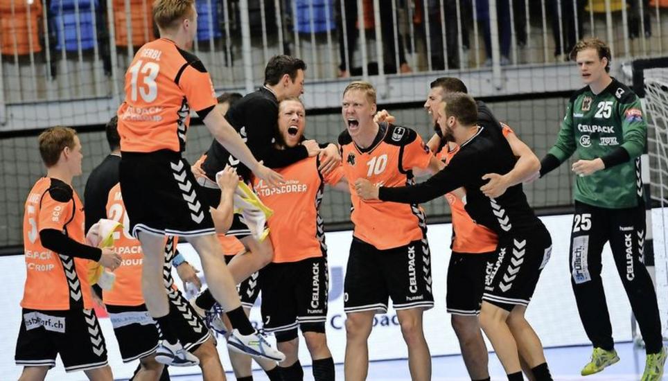 Geschafft: Gross ist der Jubel der Kadetten-Spieler, als die Schlusssirene erklingt. Sie haben gegen Pfadi Winterthur erneut mit 29:28 gewonnen. Bild: Michael Kessler