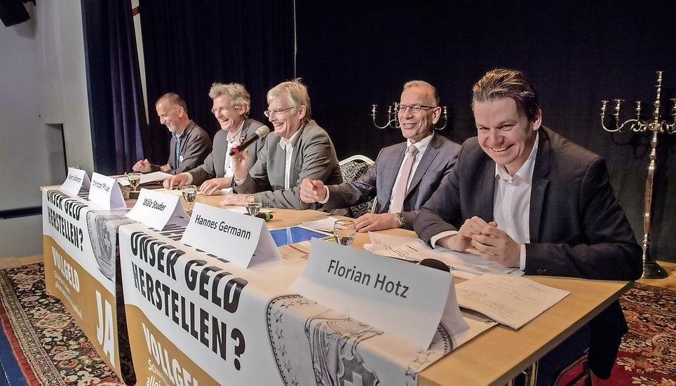 Nahmen die Meinungsverschiedenheiten mit Humor: Befürworter und Gegner
der Vollgeld-Initiative im Hotel Kronenhof. Bild: Michael Kessler