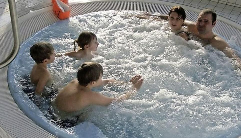 Der Whirlpool gehört zu den Attraktionen des Hallenbads Aquarina. Längst wäre ein Ersatz nötig. Der Verein Badi Rheinau könnte dafür sorgen, dass Geld dafür sprudelt. Bild: zvg