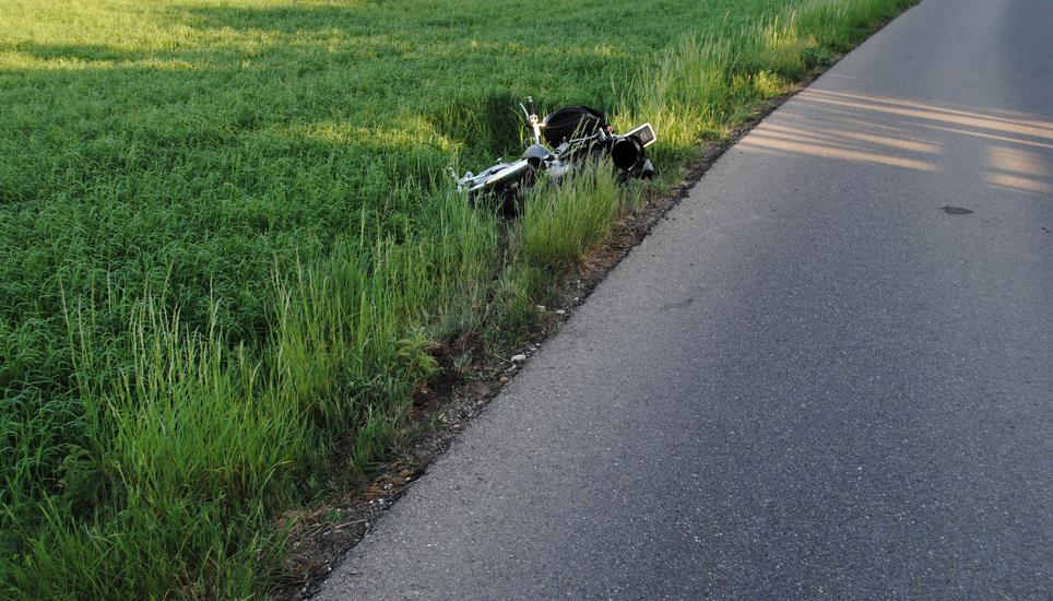 Der Motorradfahrer musste nach dem Unfall ins Spital. Bild: SHPol