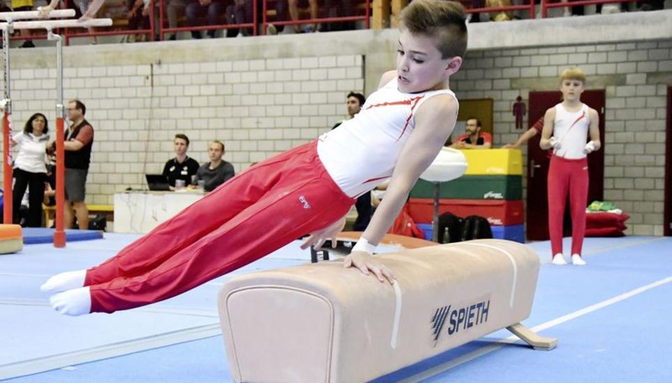 Eine perfekte Körperspannung zeigte Maximilian Glaeser am Bodenpferd vor dem heimischen Publikum und platzierte sich auf dem dritten Schlussrang. Bilder: Christoph Merki