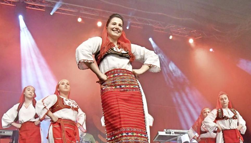 Graziös und mit geschmeidiger Eleganz eröffnete die Gruppe Shoqata Rinia den Familienanlass. Bild: Christoph Merki