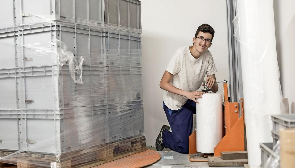 Patrick Isler freut sich auf die dreijährige Ausbildung zum Logistiker bei der Schaffhauser Camion Transport. Bild: ZVG