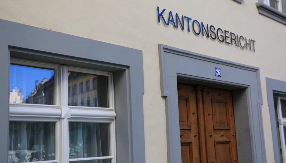 Drei Jahre Freiheitsstrafe werden dem Beschuldigten für seine zahlreichen Vergehen auferlegt. 18 Monate davon werden bedingt aufgeschoben. Die Probezeit beträgt vier Jahre.