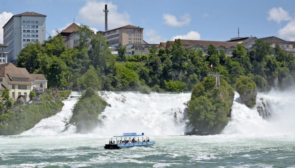 Fahrten zum Rheinfallfelsen sind seit dem Start der Rheinfallsaison teurer – der Kanton hat die Preise abgesegnet. Bild: Saskia Baumgartner
