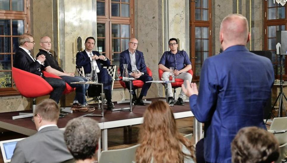 Freundlich im Ton, hart in der Sache: Daniel Preisig, Daniel Borer, Moderator Robin Blanck, Pentti Aellig und Patrick Portmann. Bild: Michael Kessler