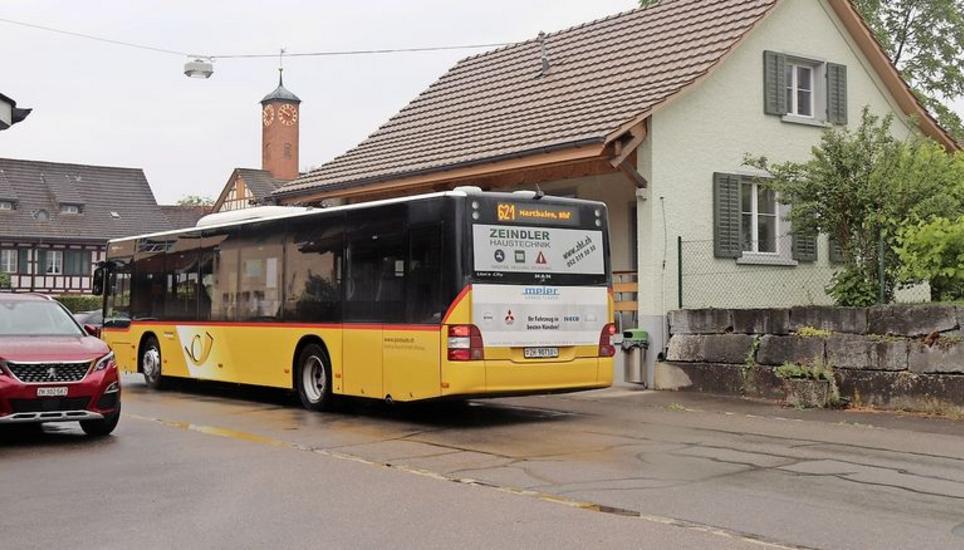 Neu wird Oerlingen ab dem Fahrplanwechsel im Dezember mit der neuen PostAuto-Linie 623 statt mit der Linie 621 erschlossen. Bild: Roland Müller