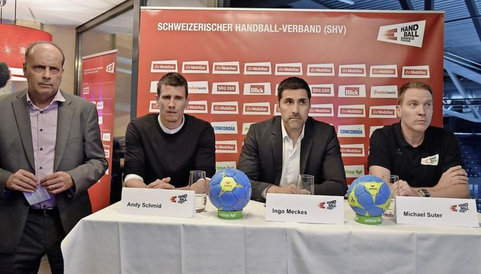 Peter Leutwyler, Vizepräsident des Handballverbandes (links), erläutert die Rückkehr von Bundesliga-Topspieler Andy Schmid (Zweiter v. l.) ins Schweizer Nationalteam; daneben SHV-Sportchef Ingo Meckes und Nationaltrainer Michael Suter. BILD HCS