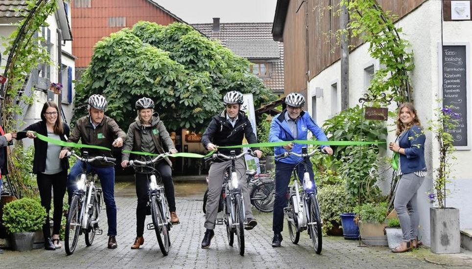 Mit dem symbolischen Schnitt wurde die E-Bike-Route eröffnet. Bild: Kim Lenherr