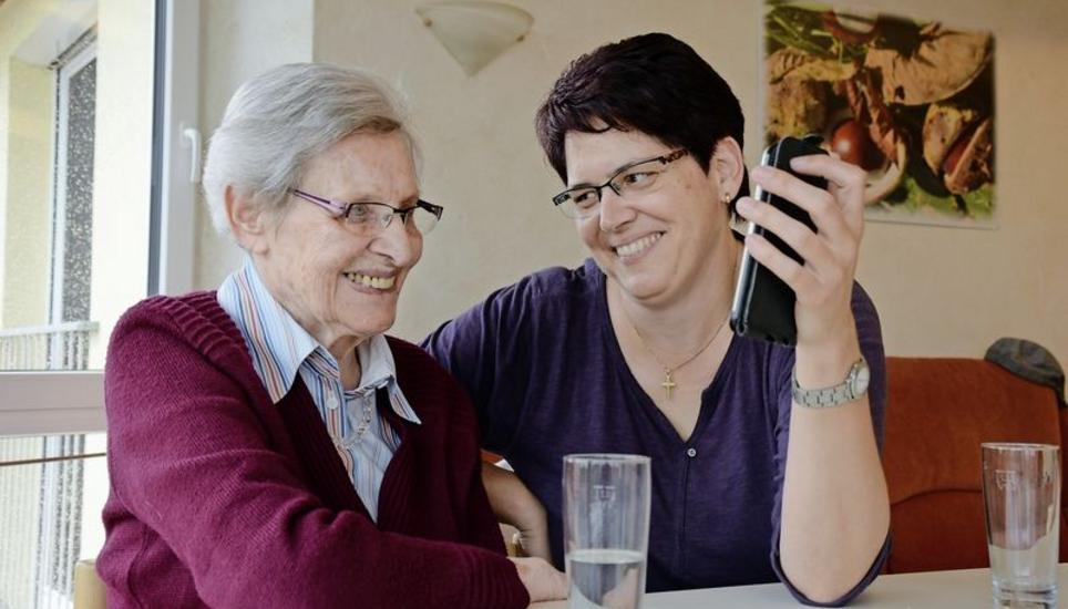 Ein bewegender Moment: Andrea Bader (rechts) hilft dabei, dass Frau H. und ihre Tochter sich über Videotelefonie auch in den Ferien unterhalten können. Bilder: Dario Muffler