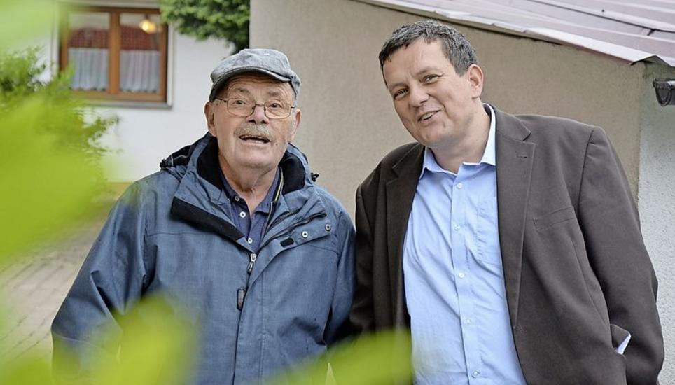 Marcus Pohl (rechts) und Herr S. auf einem Spaziergang ums Haus.