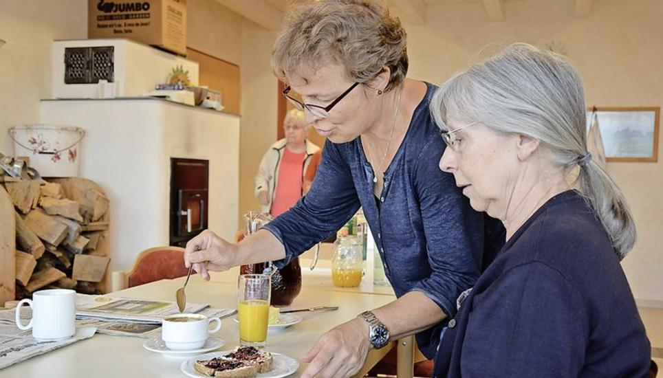 Verena Wegmann tischt jedem individuell das Frühstück auf.
