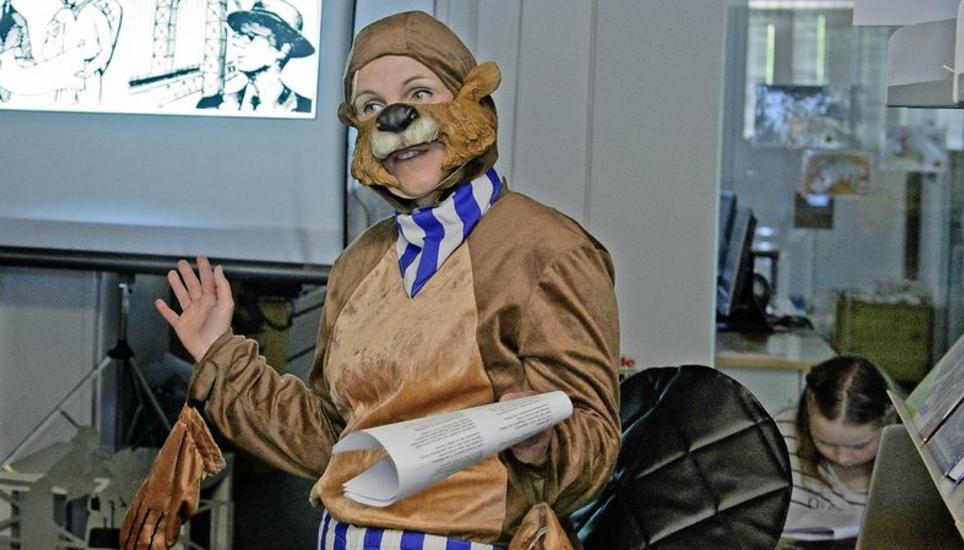 Edith Zulauf trägt als Biber Furti ihre gereimte Dorfgeschichte vor. Bild: Selwyn Hoffmann