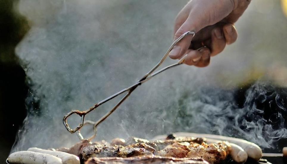 Grillrauch birgt verschiedene Gesundheitsgefahren, vor allem, wenn er durch die Haut geht. BIld: KEY