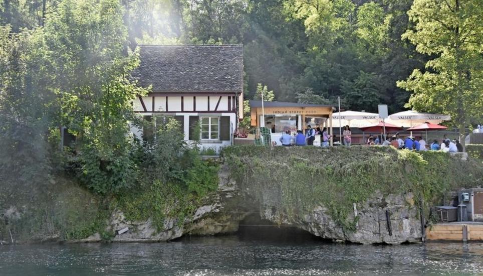 Neben der Fischzuchtanstalt wurde ein Imbissstand gebaut. Darunter liegt eine Höhle, in der bis zu 320 Wasserfledermäuse zu Hause sind. Bild: Saskia Baumgartner