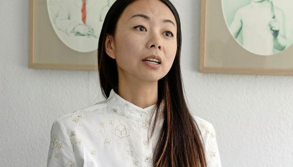 Die Malerin Xu Ying stellt ab Sonntag ihre Werke in Eglisau aus. BIld: Selwyn Hoffmann