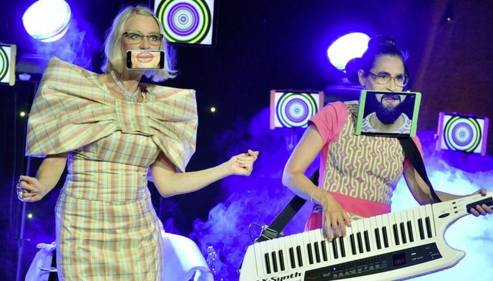 Fritz Bisenz als Barbara Hutzenlaub (links) wurde im Trottentheater von Musikerin Muriel Zemp beziehungsweise Coco Chantal unterstützt. Bild: Michael Kessler