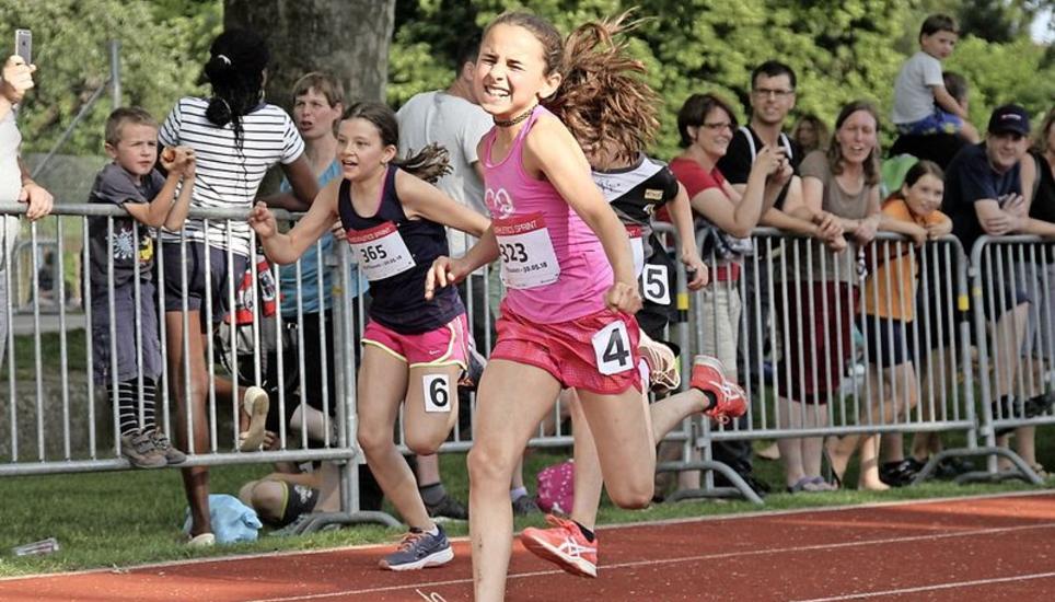 Beim 60-Meter-Sprint wird dem Gegner nichts geschenkt. Die jungen Mädchen zeigten, wie man auf die Zähne beissen soll. Bild: Corina Fendt