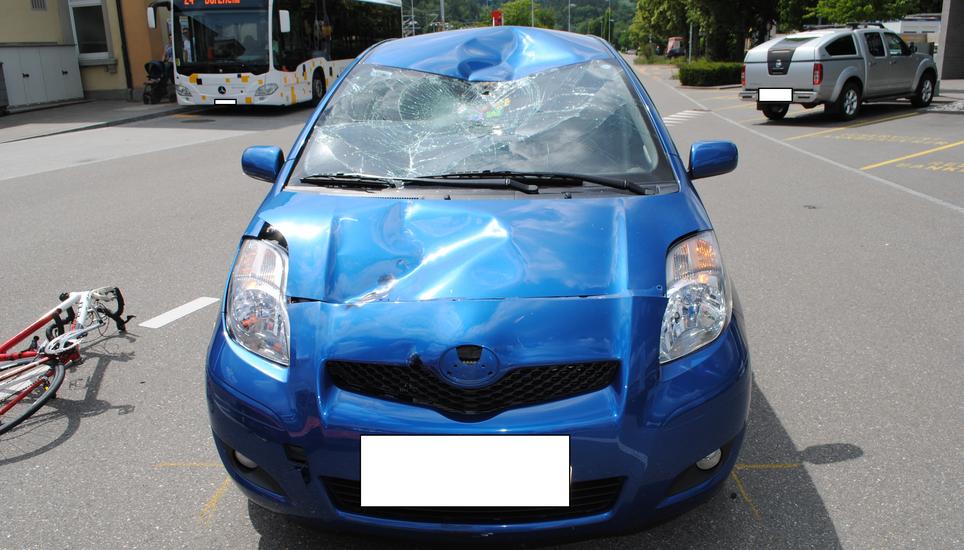 Der Radfahrer kam vor dem Auto auf dem Boden zu liegen. Bild: SHPol