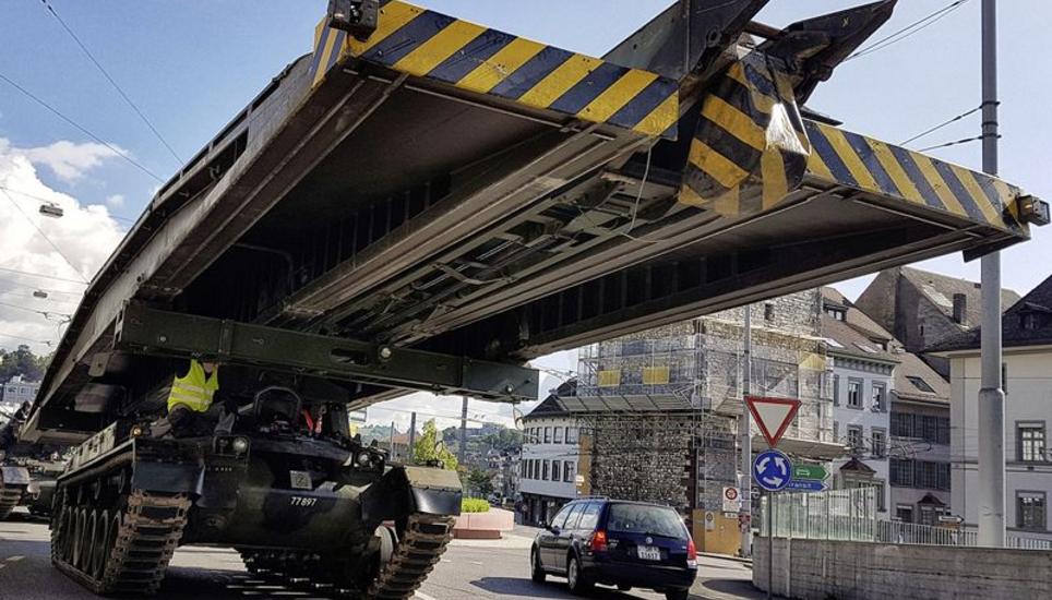 Das martialische Aussehen trügt: Der Brückenpanzer Brü Pz 68/88, der am Samstag den Korso vom Mühlental über den Obertorkreisel ins Zeughaus anführte, gehört zu den friedlichsten Fahrzeugen – er hat keine Kanone. Bild: Michael Kessler