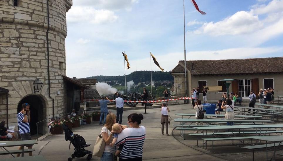 Zu Demonstrationszwecken wurdne auf der Zinne des Munots heute sogenannte «Böllerschüsse» abgefeuert. Bild: Robin Blanck