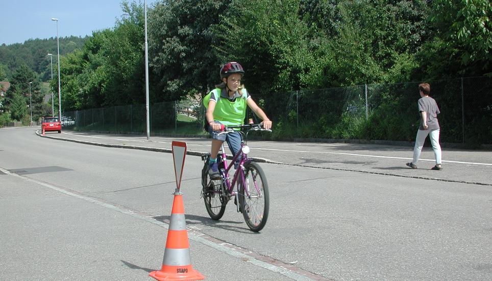 An diveresen Standorten im Kanton finden nächste Woche die Veloprüfungen für Fünftklässler statt. Archivbild Roger Steinemann