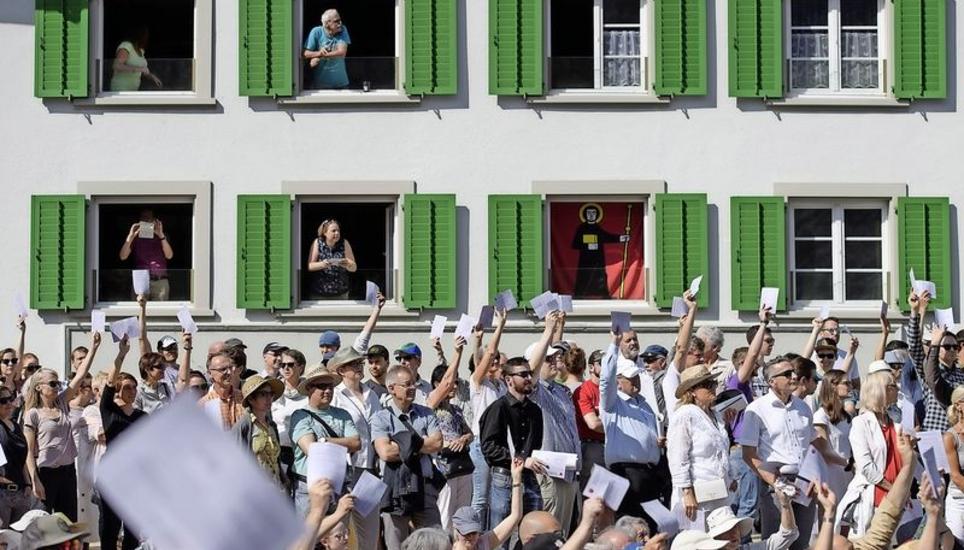 Jede Stimme zählt: Abstimmung an der Landsgemeinde Anfang Mai in Glarus. Bild: Key