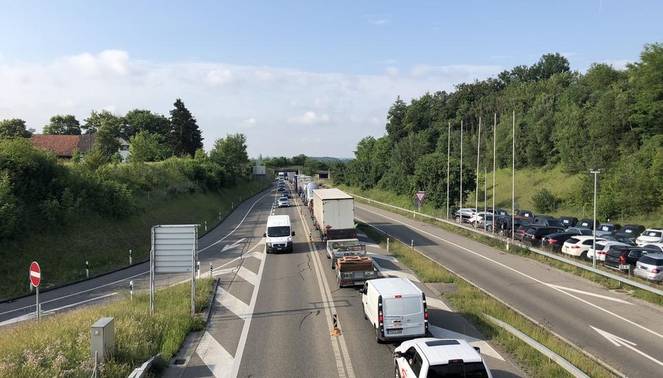 Stau auf der A4 in Richtung Zürich. Bild: sk
