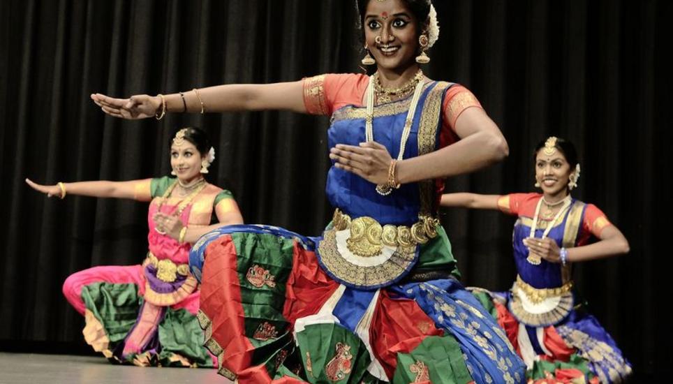Die fünf Frauen der Gruppe Tirukkoneshvarar Nadanalayam führten zum Auftakt der Jubiläums-Mitgliederversammlung klassische indische Tänze auf. Bilder: Selwyn Hoffmann