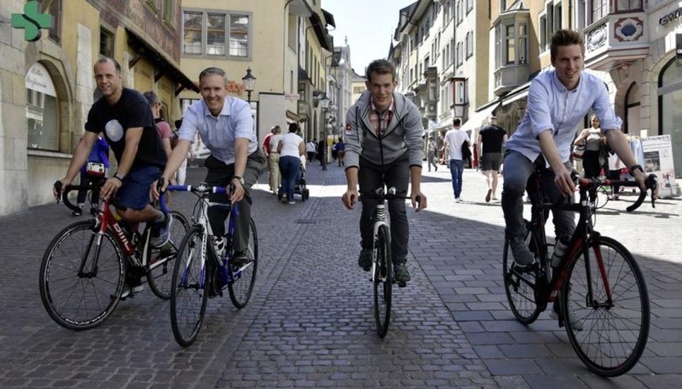 Einmal nicht in Rennradfahrermontur: Mark Gasser, Sacha Meier, Dario Muffler und Marco Kern (v. l.) nehmen für das Medienhaus Meier an der Tortour 2018 teil. Bild: Maria Gerhard