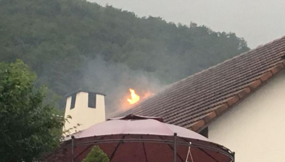 Nach dem Blitzeinschlag entwickelte sich in diesem Dachstock in Löhningen einen Brand. Bild: WVO