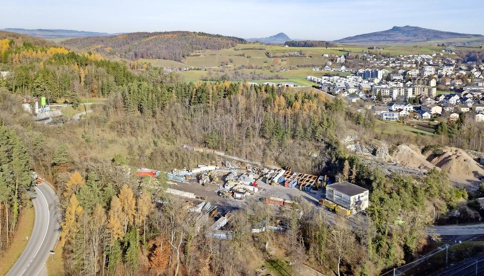 Die SwissImmoRec AG lagert auf dem Areal Zementi-Süd zurzeit Stahlschrott und Eisen. Bild: Michael Kessler