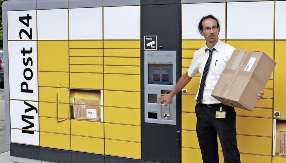 Jost Meyer, Betriebsleiter des Poststellengebiets Schaffhausen, erklärt die Funktionen des My-Post-24-Automaten. Bild: Elena Stojkova