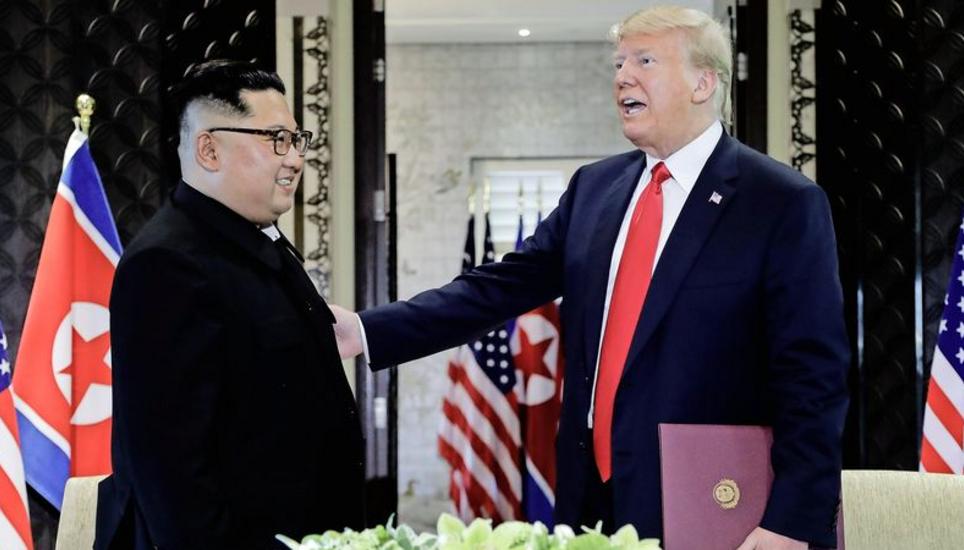 Die Bilder gehen um die Welt: Kim Jong-un und Donald Trump unterzeichnen eine Vereinbarung zur atomaren Abrüstung. BILD KEY