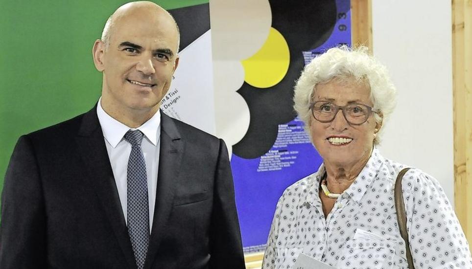 Botschafter des Schweizer Designs: Bundespräsident Alain Berset und Preisträgerin Rosmarie Tissi. Bild: Eric Bührer