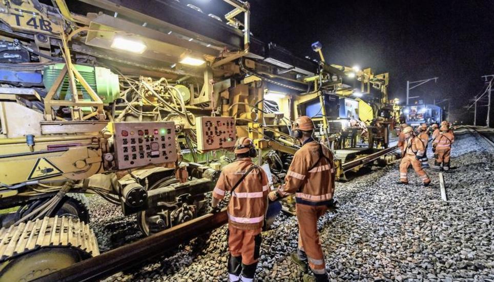 Auf 8000 Tonnen Schottersteine setzt der Gleisumbauzug Puma das 1100 Meter lange Kreuzungsgleis. Dann überprüfen die Arbeiter, ob die Abstände zwischen Gleisen und Schwellen eingehalten werden.
