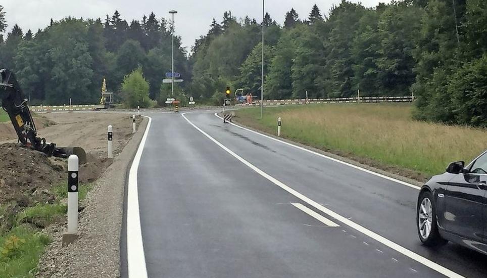 Bald ist es geschafft: Die Arbeiten am Dickihof-Kreisel dauern bis zum Juli. Bild: Mark Gasser