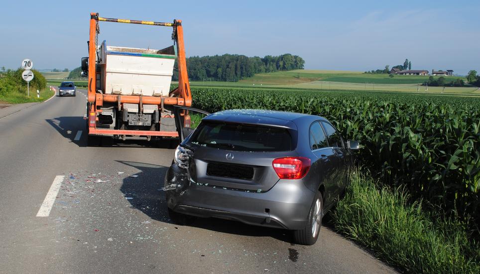 Der Autofahrer wurde beim Unfall leicht verletzt. Bild: SHPol