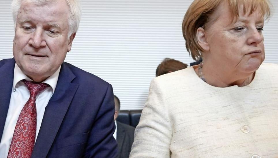 Ein Bild mit Symbolcharakter: Die Stimmung zwischen Horst Seehofer und Angela Merkel ist auf dem Tiefpunkt. Bild: Key